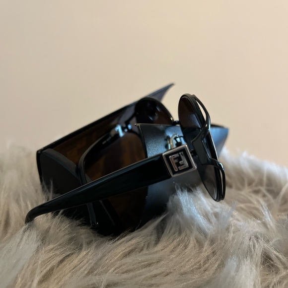 Fendi sunglass - Picture 3 of 4